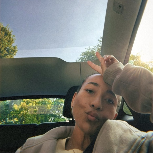 Meet your Posher, Tia - Picture 3 of 6